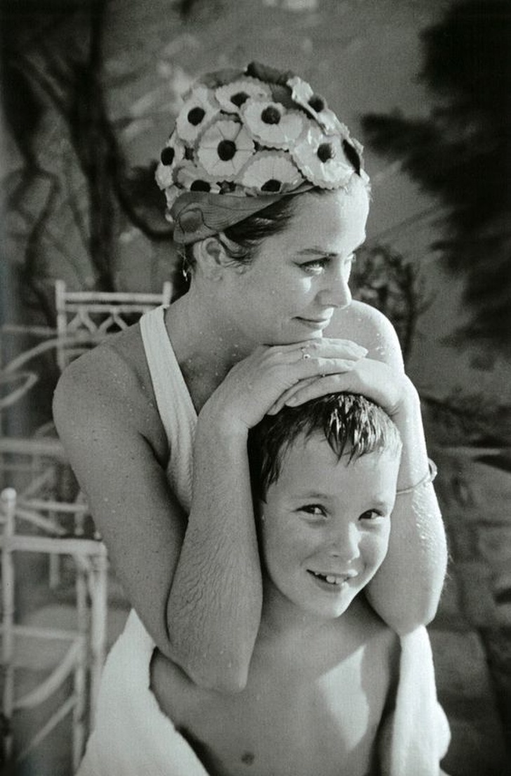 Bức ảnh của Thân vương phi Grace và con trai, Thân vương Albert II của Công quốc Monaco trong một lần đi bơi vào năm 1967 cũng lột tả được vẻ đẹp của Grace Kelly lúc bấy giờ cũng như vẻ đáng yêu của Thân vương Albert II khi còn nhỏ.