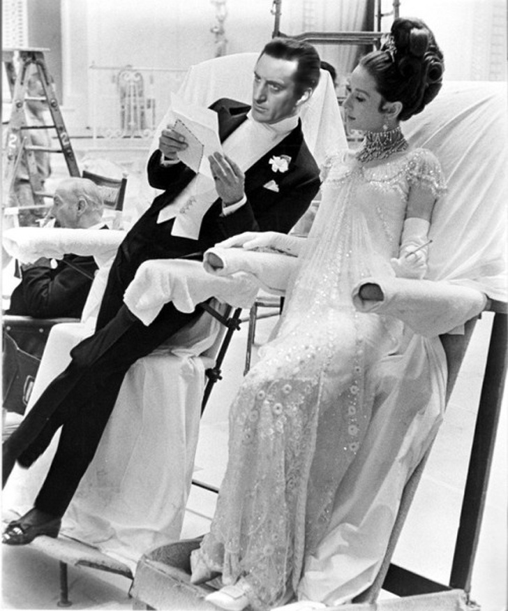 Có thể kể đến hình ảnh của 2 diễn viên nổi tiếng Rex Harrison và Audrey Hepburn trên phim trường My Fair Lady những năm 1960. Thay vì được thoải mái ngồi thì họ lại phải nghiêng người để giữ trang phục được thẳng.