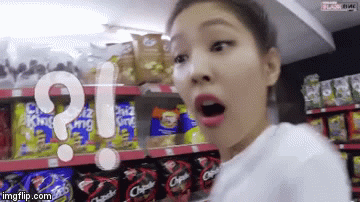  
Jennie, Jisoo đã vô cùng phấn khích khi tìm thấy loại snack yêu thích trên kệ. (Ảnh: Cắt từ clip)