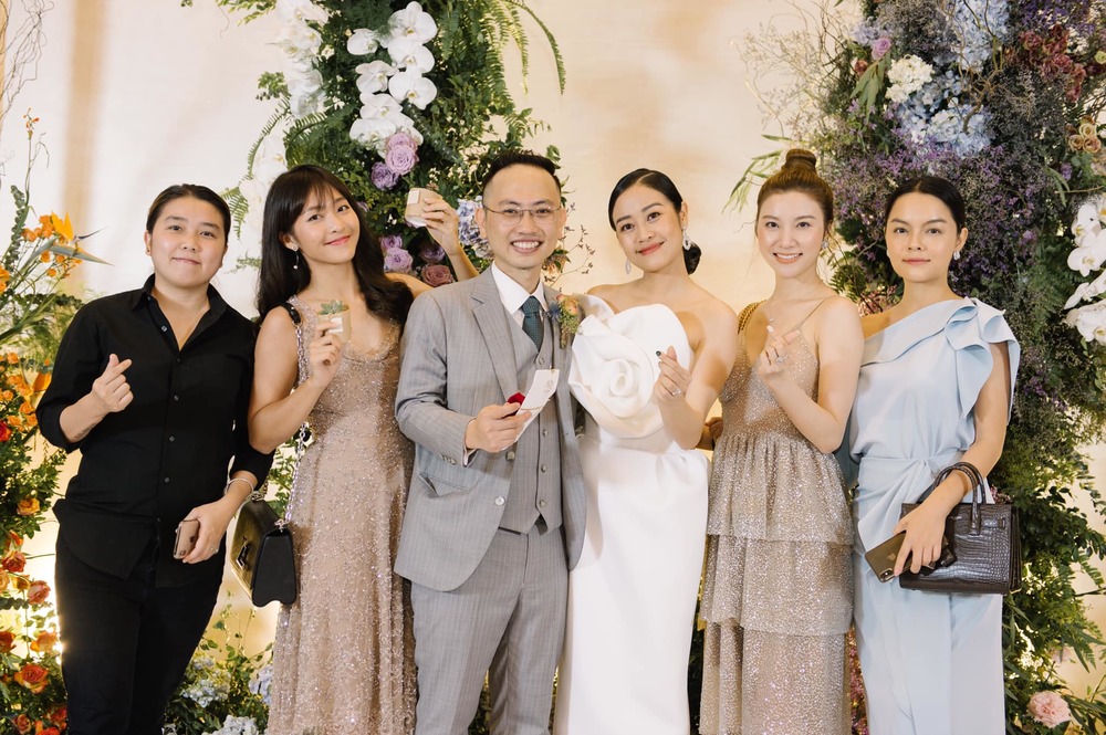  
Hình ảnh hiếm hoi về đám cưới của MC Phí Linh. (Ảnh: FBNV) - Tin sao Viet - Tin tuc sao Viet - Scandal sao Viet - Tin tuc cua Sao - Tin cua Sao