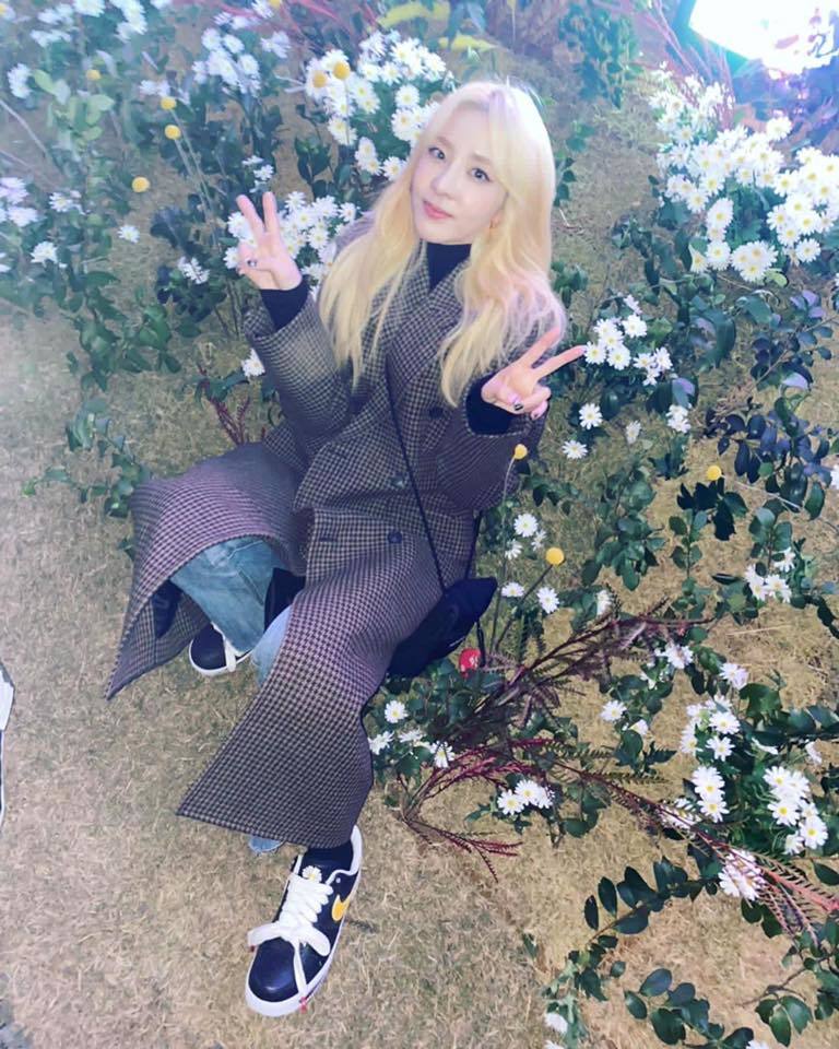  
Dara cũng chụp cả ngàn tấm ảnh "pose dáng" cùng đôi giày đặc biệt này. (Ảnh: IG)