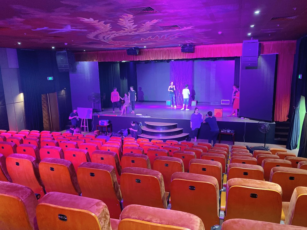 Hồng Vân ra mắt sân khấu kịch mới sau khi chỗ cũ đóng cửa