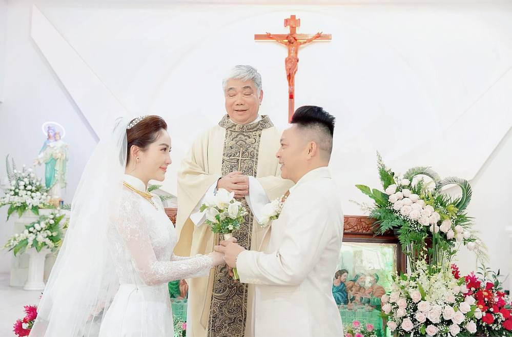 Dàn sao Việt tổ chức lễ cưới nhà thờ: người che chắn, người mở cửa