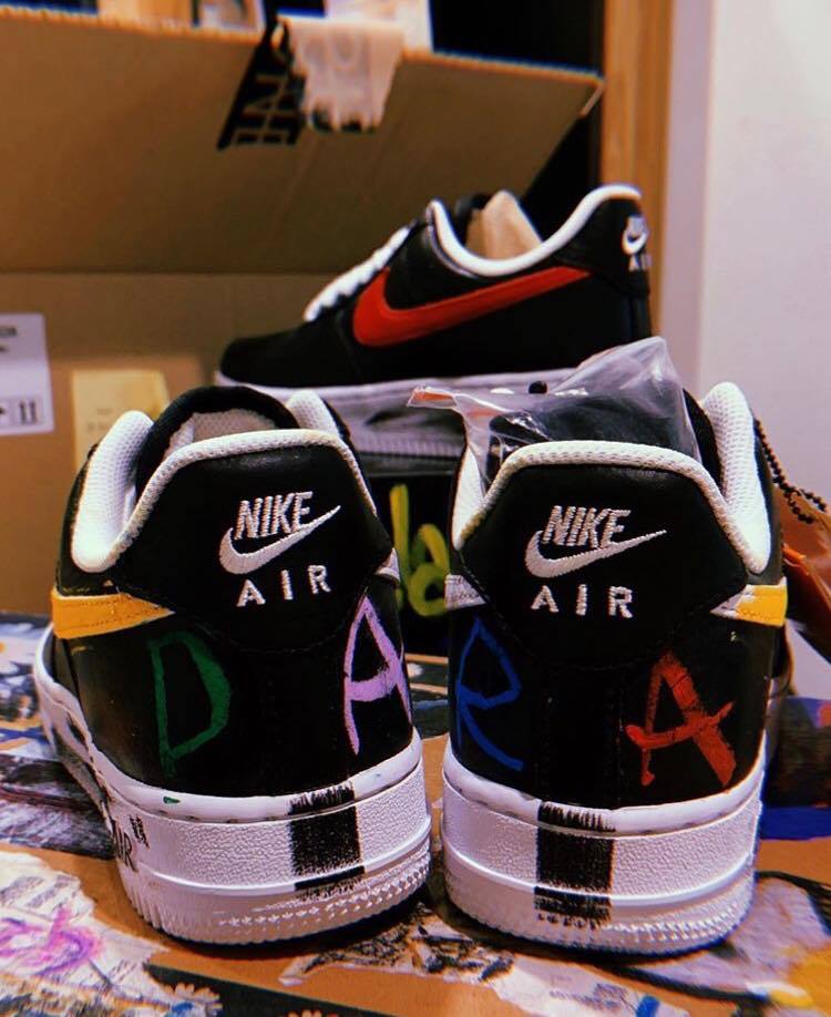  
Đôi giày được G-Dragon vẽ hẳn tên của Dara lên. (Ảnh: IG)