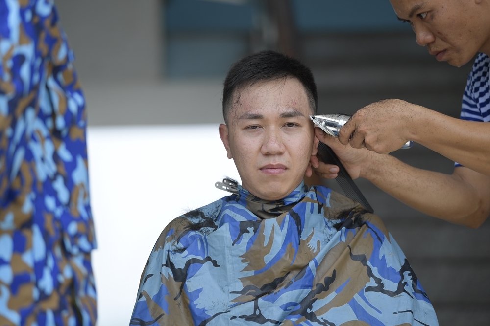 Jun Phạm, Anh Đức thương lượng với chỉ huy để không bị cắt tóc ngắn