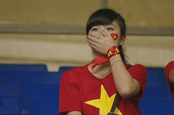  
CĐV nữ khóc trên khán đài sau trận chung kết giữa U19 Việt Nam và U19 Nhật Bản trong khuôn khổ giải Vô địch U19 Đông Nam Á mở rộng 2014 (Ảnh: Dân Trí)