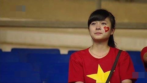  
Hình ảnh cô gái với đôi mắt ngắn nước trước thất bại của đội nhà khiến nhiều người chú ý 
(Ảnh: Vietnamnet)