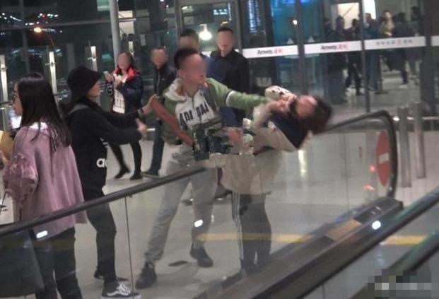  
Người đàn ông mất bình tĩnh khi tranh cãi với cô gái liền lao tới bóp cổ suýt làm cô rơi xuống cầu thang. (Ảnh: Weibo).