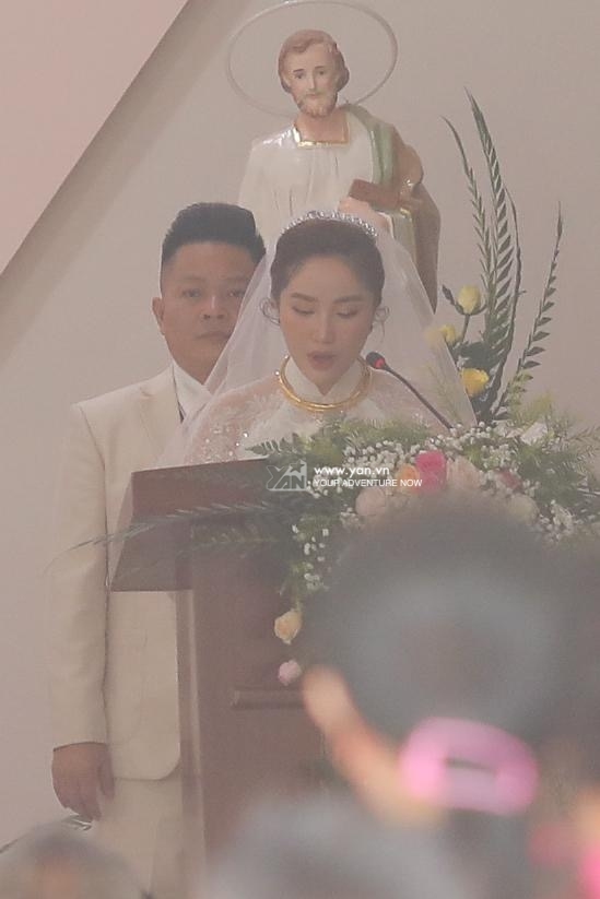 Bảo Thy đọc lời tuyên thệ tại nhà thờ trong lễ cưới với chồng đại gia - Tin sao Viet - Tin tuc sao Viet - Scandal sao Viet - Tin tuc cua Sao - Tin cua Sao