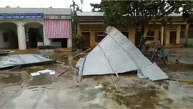  
Một trường tiểu học ở huyện Nghĩa Hành, tỉnh Quảng Ngãi bị thiệt hại nặng nề do bão số 5 gây ra. (Ảnh: Dân trí)