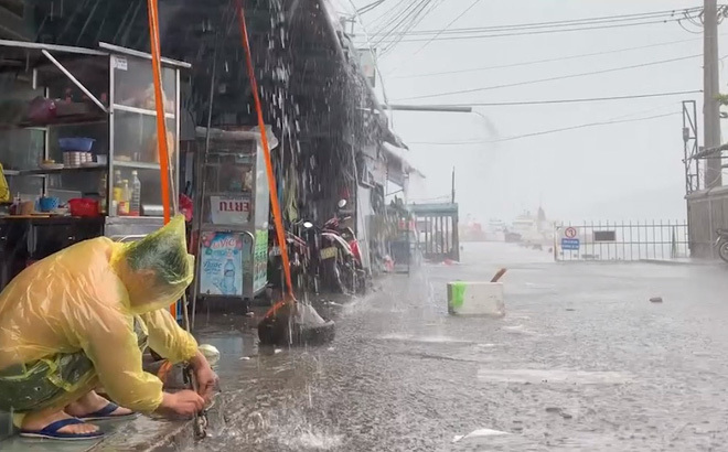  
Người dân Bình Định khẩn trường giằng chống mái nhà trong mưa lớn (Ảnh: Lao động)