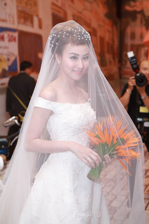 Mỹ nhân Việt đội khăn voan trong lễ cưới: Bảo Thy số 1, Đông Nhi số 2