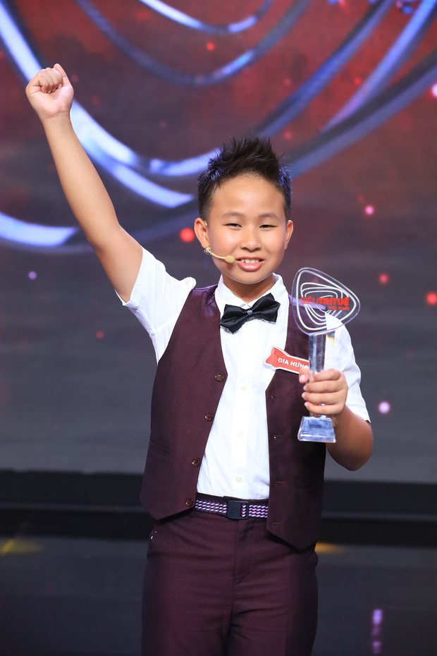  
Cậu bé 12 tuổi đã khiến cả nước trầm trồ với màn thể hiện xuất sắc trong gameshow. (Ảnh: Siêu Trí Tuệ Việt Nam)  