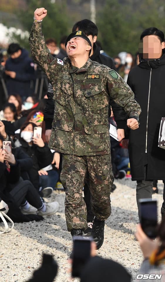  
Netizen nhận xét, biểu cảm này của Daesung như tiếng lòng của anh: “Ba má ơi, cuối cùng con cũng được về nhà rồi!”. (Ảnh: Osen).