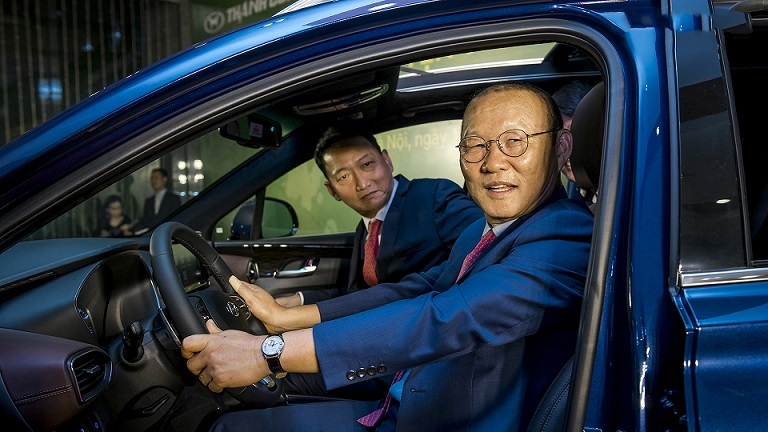 
Tháng 4, vị huấn luyện viên người Hàn cũng được trao tặng một chiếc xe khoảng hơn 1,2 tỷ đồng. (Ảnh: Vnreview)