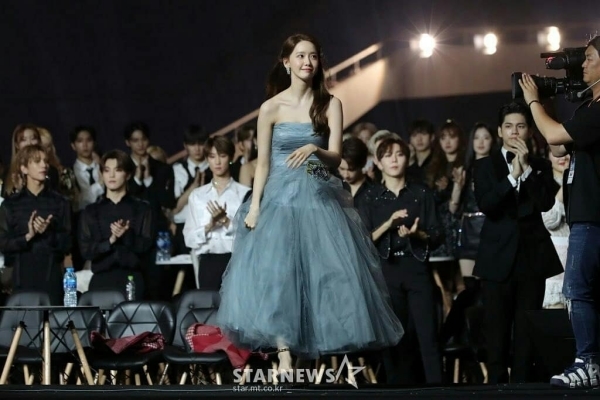  
Yoona xuất hiện và thu hút được đông đảo sự chú ý từ khán giả và truyền thông. (Ảnh: Starnews)