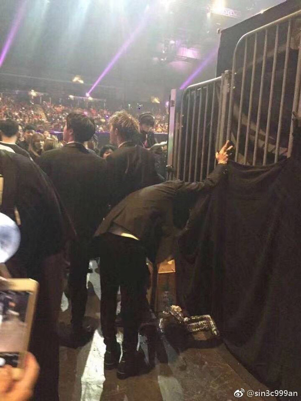  
Suga kiệt sức đến không đứng nổi sau màn trình diễn. (Ảnh: Weibo)