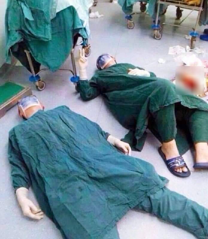  
Hai bác sĩ mệt lả nằm ngay ra sàn nhưng vẫn vui vẻ tạo dáng sau khi chiến đấu với cuộc phẫu thuật kéo dài 32 giờ.
