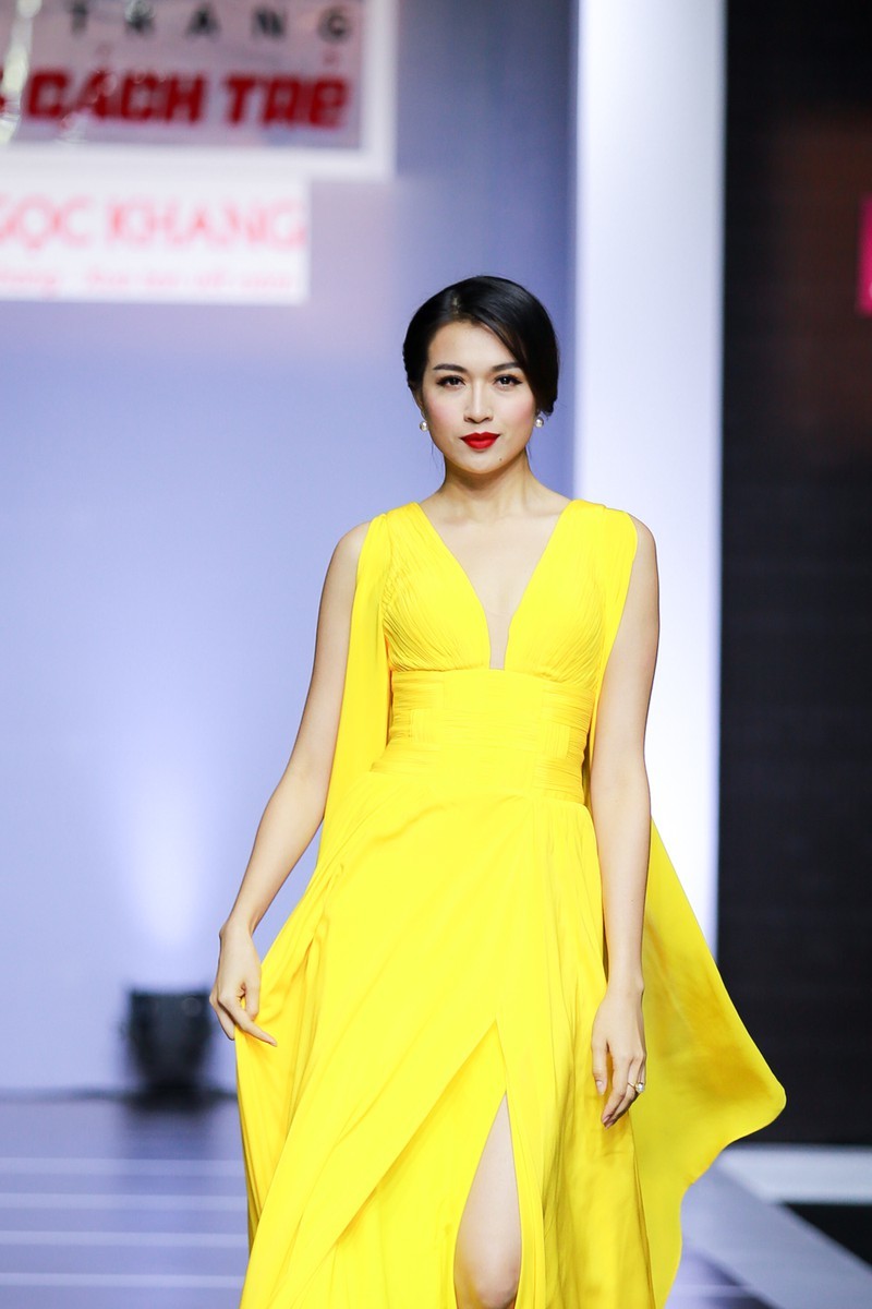 Nàng Hậu catwalk với váy vàng: Cú xoay của H'Hen Niê gây chấn động