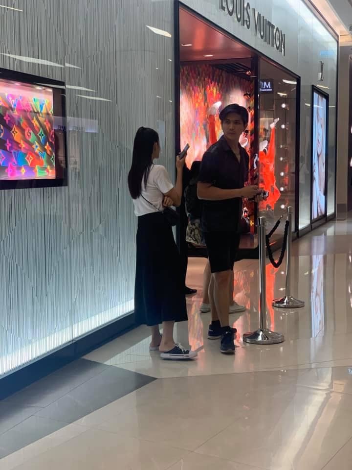  
Cặp đôi bị bắt gặp đang cùng nhau đi mua đồ ở Thái Lan - Tin sao Viet - Tin tuc sao Viet - Scandal sao Viet - Tin tuc cua Sao - Tin cua Sao