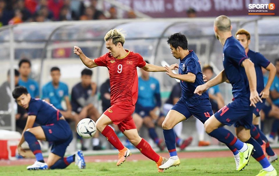  
Tiến Linh, Văn Toàn và các cầu thủ Việt Nam liên tục gây sức ép ngay từ những phút đầu. Ảnh: Sport5