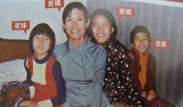  
4 mẹ con Châu Tinh Trì sống trong 1 khu dân cư nghèo ở Hong Kong.