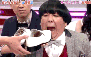 
Ngược lại nghệ sĩ hài Yuki Himura lại "ăn trọn" một chiếc giày da thật.