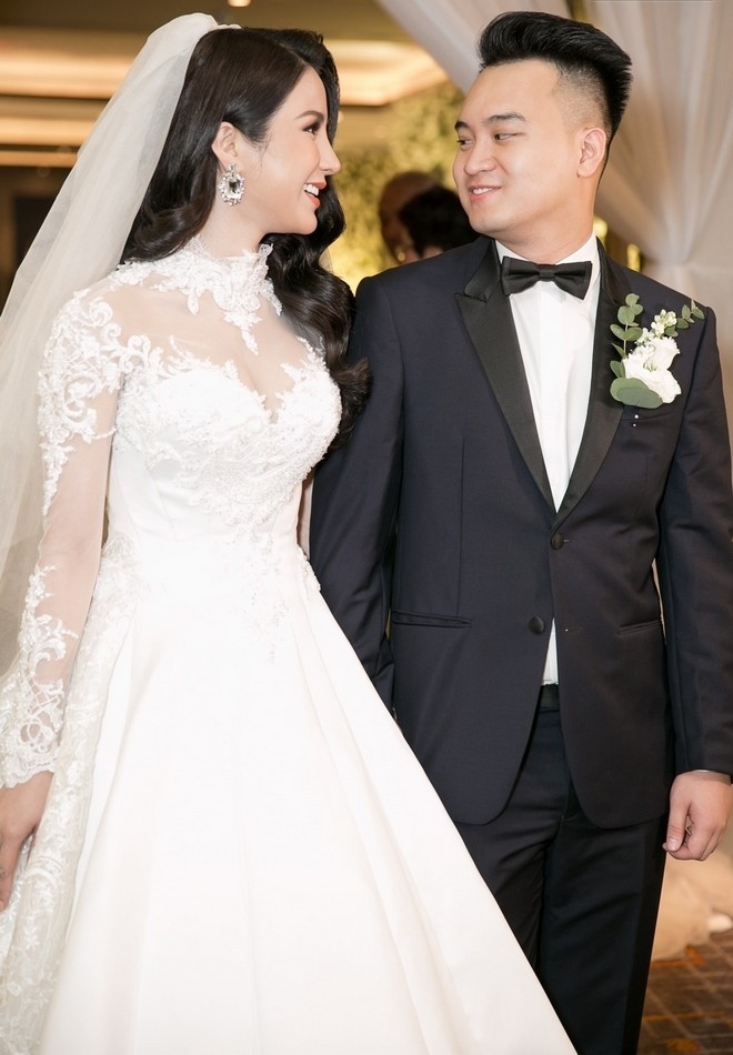 Cô dâu chăm thay váy cưới nhất: Đông Nhi đứng đầu Vbiz
