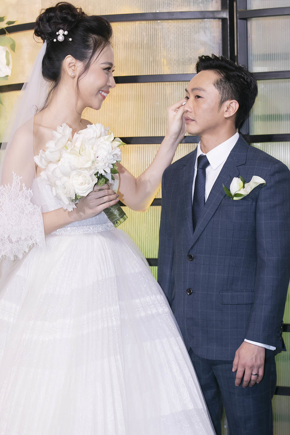  
Đàm Thu Trang cũng xuất hiện với 3 mẫu váy cưới trong hôn lễ cưới với Cường Đôla