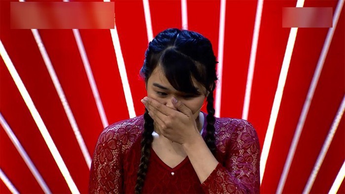  
Cô gái bật khóc khi nhận giải thưởng lớn của chương trình (Ảnh: Vietnamnet)