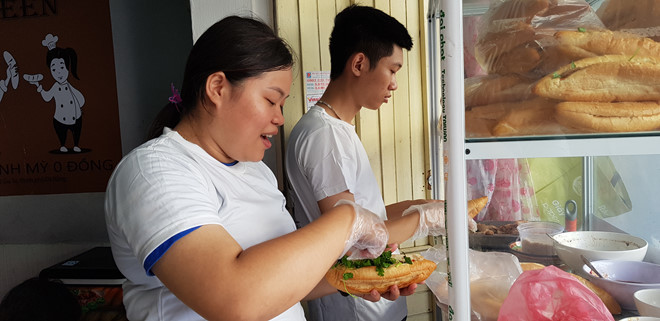  
Rất nhiều bạn sinh viên đã tới giúp sức cho quán ăn phục vụ người nghèo ở Đà Nẵng (Ảnh: Huy Đạt)