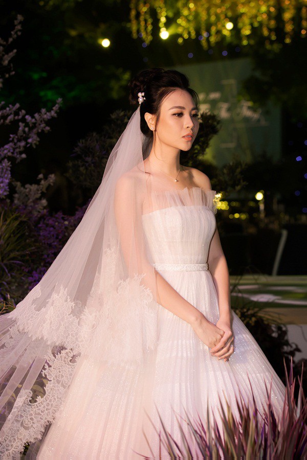 Không chỉ Đông Nhi, nhiều sao Việt cũng chọn váy cưới kiểu công chúa