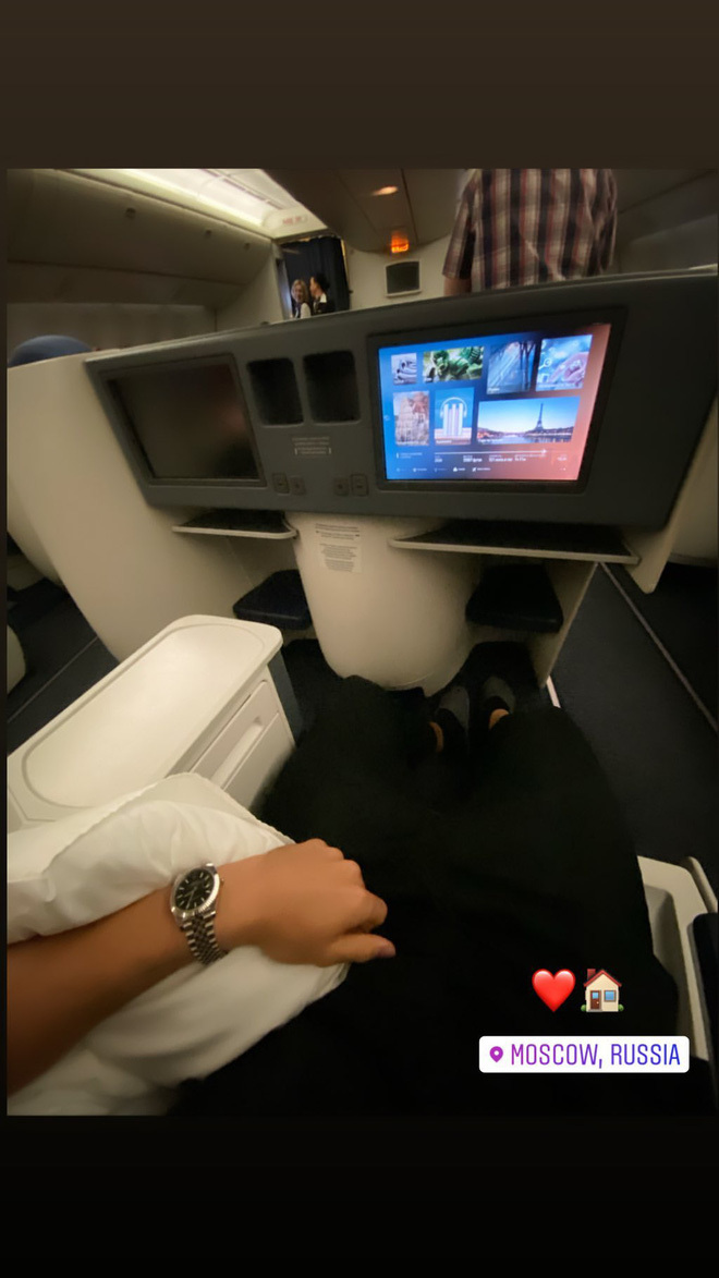  
Đặng Văn Lâm trên chuyến bay hạng sang trở về Nga. (Ảnh: Instagram NV).
