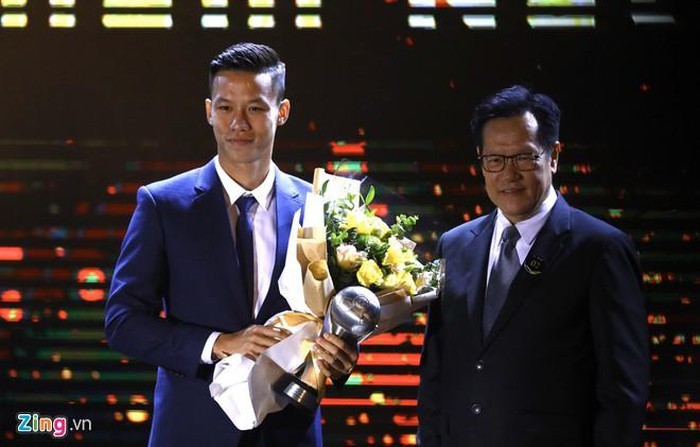  
Quế Ngọc Hải đại diện nhận giải ĐTQG hay nhất Đông Nam Á.