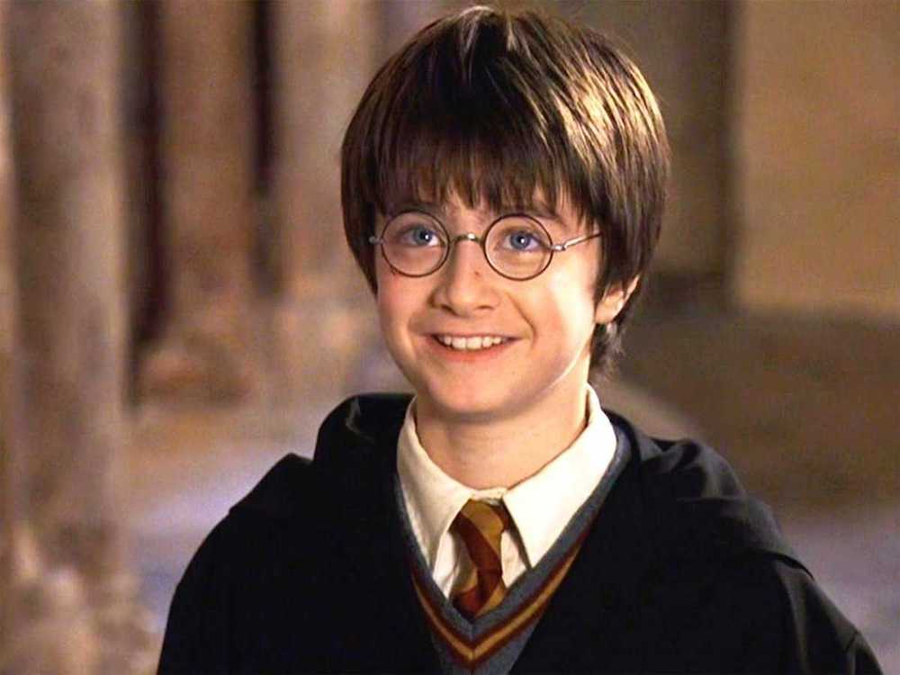  
Gây ấn tượng với đôi mắt xanh biếc, cậu bé phù thủy Harry Potter khiến người xem không thể rời mắt.