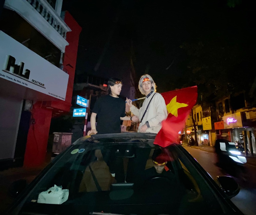  
Nguyễn Trần Trung Quân - Denis Đặng xuống đường đi bão - Tin sao Viet - Tin tuc sao Viet - Scandal sao Viet - Tin tuc cua Sao - Tin cua Sao
