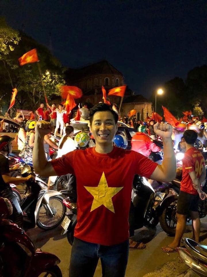  
Nguyên Khang diện áo cờ đỏ sao vàng hoà vào dòng người - Tin sao Viet - Tin tuc sao Viet - Scandal sao Viet - Tin tuc cua Sao - Tin cua Sao