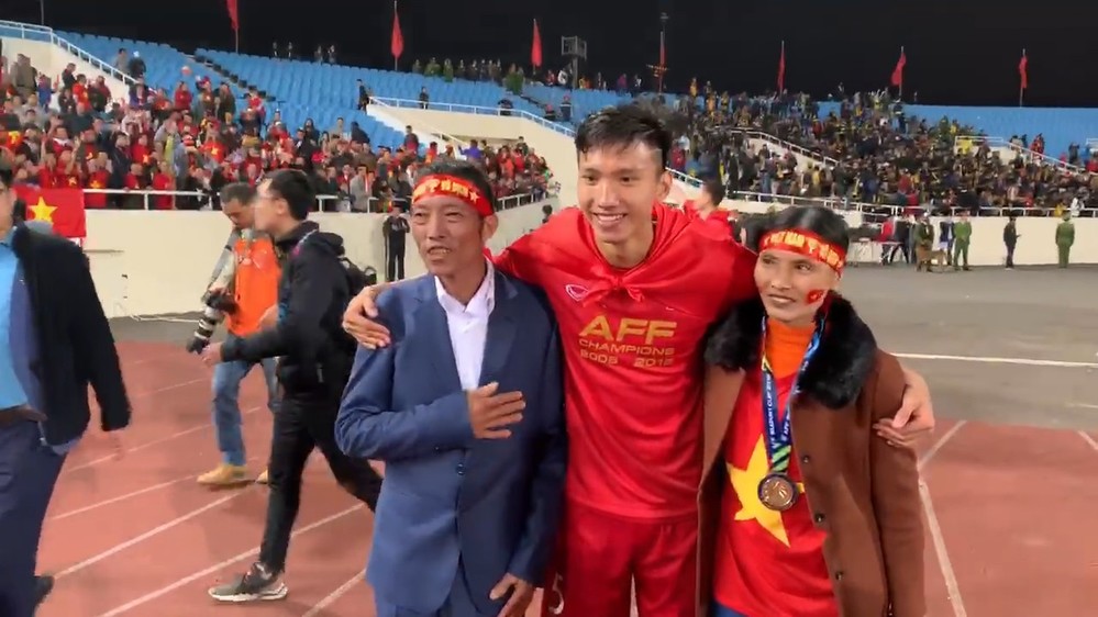  
Đoàn Văn Hậu hạnh phúc cùng bố mẹ khi vô địch AFF CUP 2018