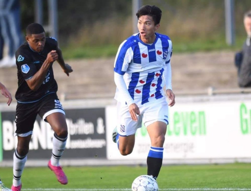  
Văn Hậu hiện đang thi đấu cho câu lạc bộ CLB SC Heerenveen tại Hà Lan