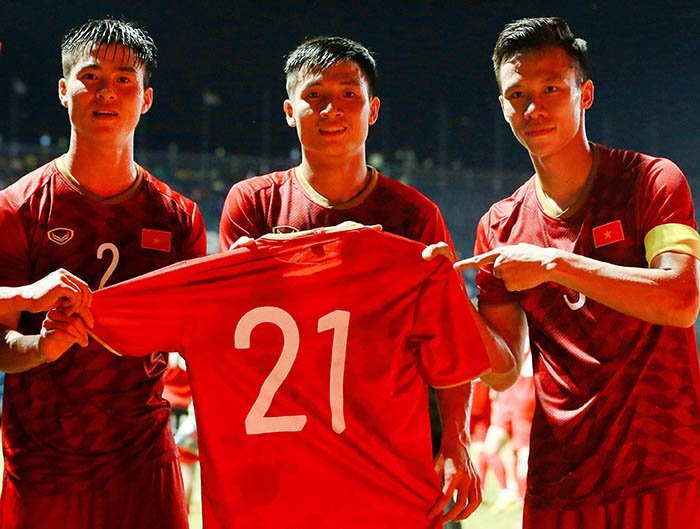  
Bộ 3 trung vệ đội tuyển Việt Nam đấu UAE.