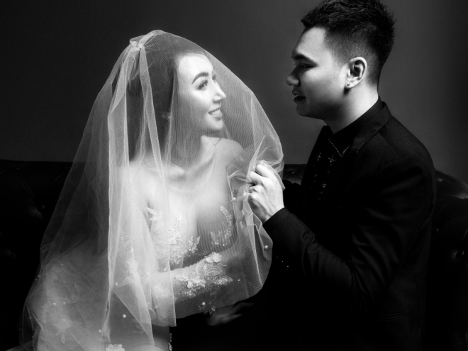 
Bộ ảnh cưới của Khắc Việt và bà xã DJ hồi tháng 3/2018 cũng nhận nhiều sự quan tâm. Đi theo hình ảnh sexy, nóng bỏng bà xã Khắc Việt khoe trọn ngực đầy, trong khi anh thanh lịch với vest đen. 