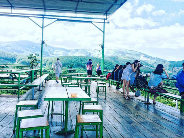  
Ngắm trọn vẹn Đà Lạt tại Mê Linh coffee garden - Một trong Top 10 quán cà phê đẹp nhất Đà Lạt bởi khung cảnh núi rừng hùng vĩ mà gẫn gũi