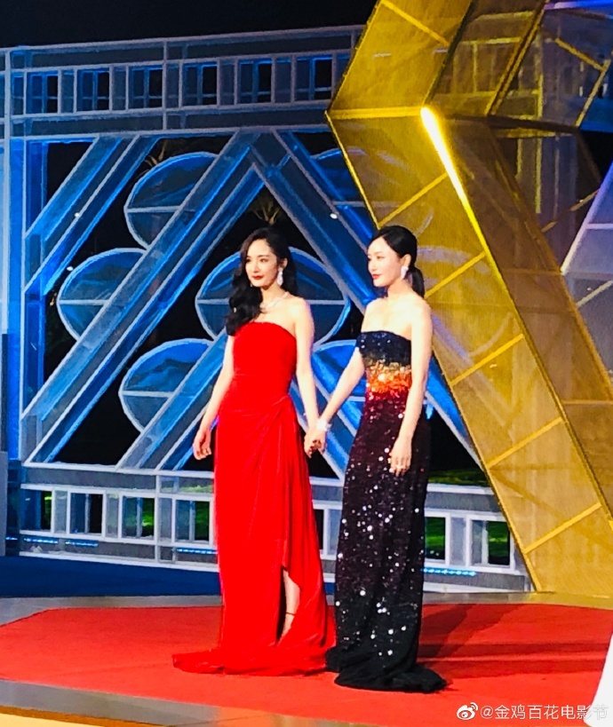  
Trong khi đó Dương Mịch lại bất ngờ thân thiết với Tần Lam trên thảm đỏ. (Ảnh: Weibo).