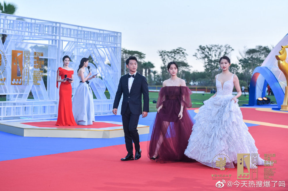  
Quan Hiểu Đồng và Âu Dương Na Na xuất hiện chung trên thảm đỏ. (Ảnh: Weibo).