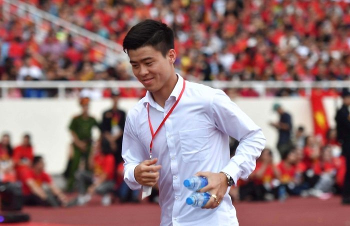  
Duy Mạnh luôn quan tâm tới bạn gái và thường xuyên cầm những chai nước chạy về phía cô ở sân vận động. (Ảnh: Instagram).