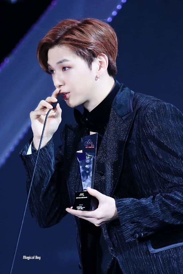  
Kang Daniel giành giải "Ca sĩ triển vọng" tại AAA 2019. 