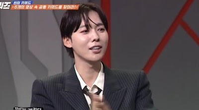  
Mái tóc vuốt keo của ​Jinwoo trông chả khác nào chưa vuốt, thậm chí có netizen cho là bết vì chưa gội đầu. (Ảnh: Chụp màn hình).