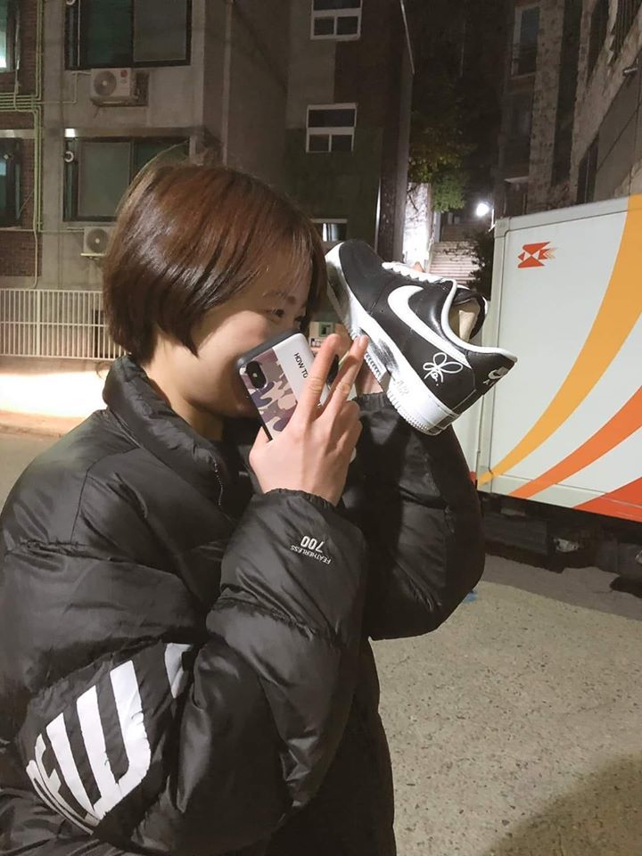  
Là cô gái ấy may mắn sở hữu đôi giày có chữ ký của G-Dragon. (Ảnh: Gia Đình Còi Hâm) 