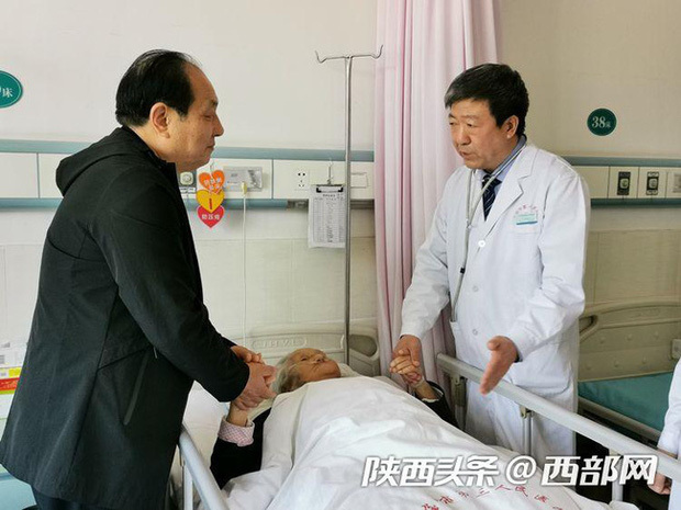  
Bác sĩ Hứa hỏi thăm tình hình bệnh nhâu sau ca phẫu thuật (Ảnh: QQ News)