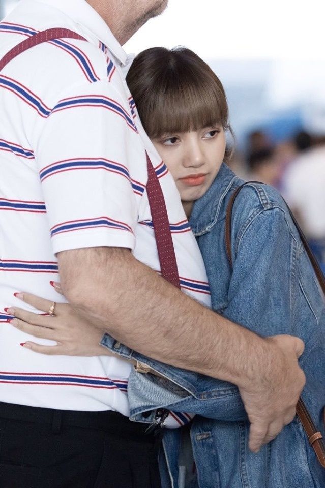  
Lisa ôm chặt bố ở sân bay khiến fan cảm động. (Ảnh: Twitter).